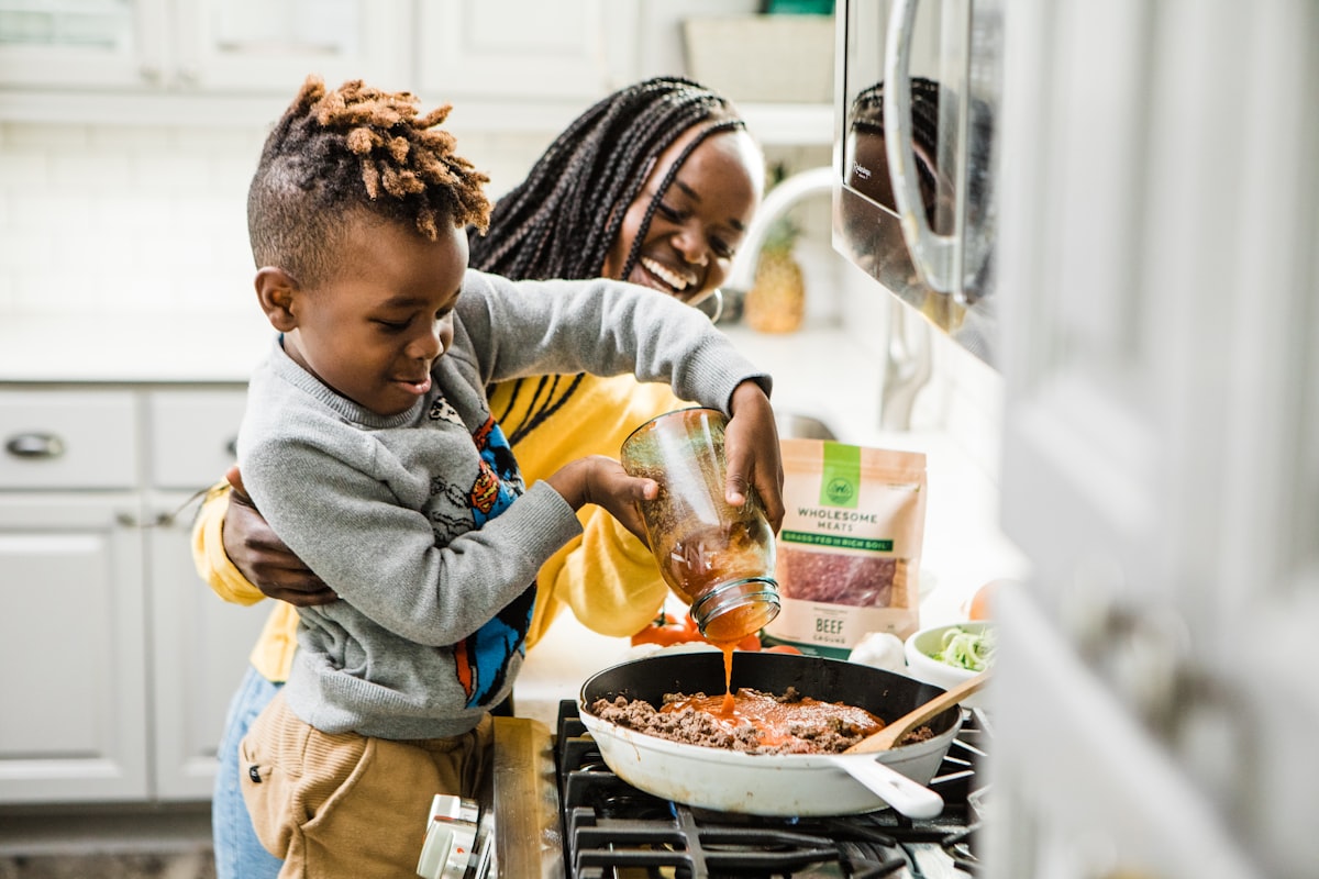 Familia disfrutando de comida orgánica